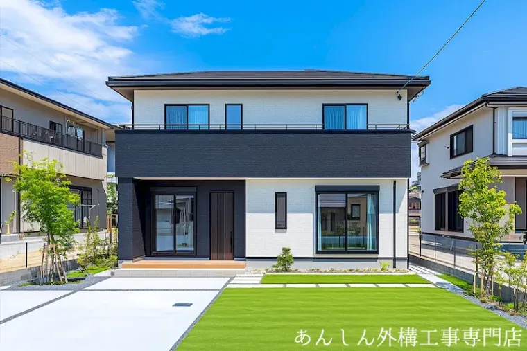 芝生の庭とアプローチ